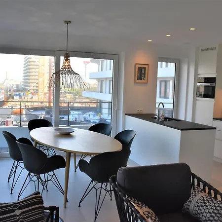 Lichtrijk 2-slaapkamerappartement Met Zeezicht En Gratis Parking 公寓